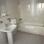 Hotel De *